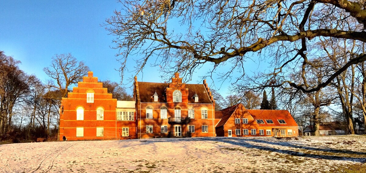 Massage i kalundborg mansion girls FRÆKKE EROTISKE HISTORIER BORDEL KALUNDBORG